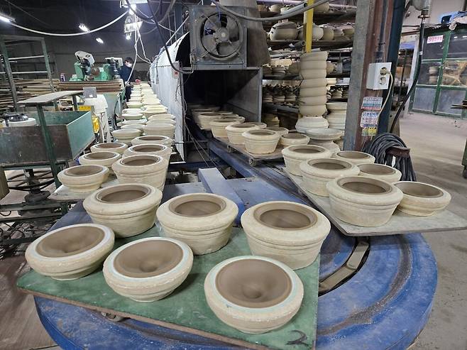 지난달 17일 충남 보령시에 위치한 다이소 뚝배기 제조업체 보령세라믹 공장 모습. 박지영 기자