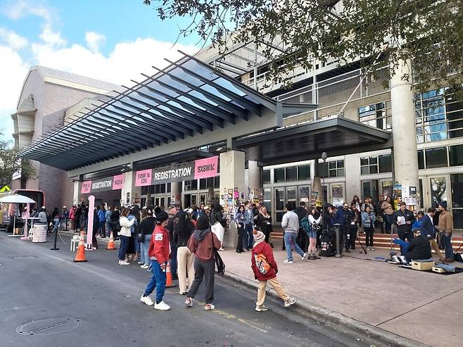 오스틴컨벤션센터 앞에서 관람객들이 입장을 기다리고 있다. 김광수 선임기자