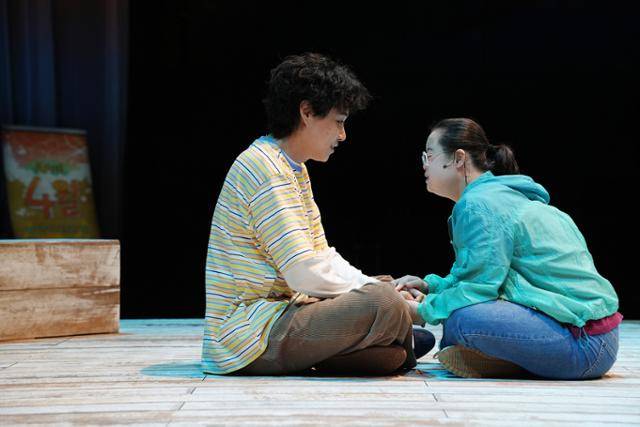 연극 '젤리피쉬'는 다운증후군 여성 켈리와 비장애인 남성 닐의 사랑을 그린다. 켈리 역은 다운증후군이 있는 백지윤이 맡았다. 한국장애인문화예술원 제공 ⓒ옥상훈