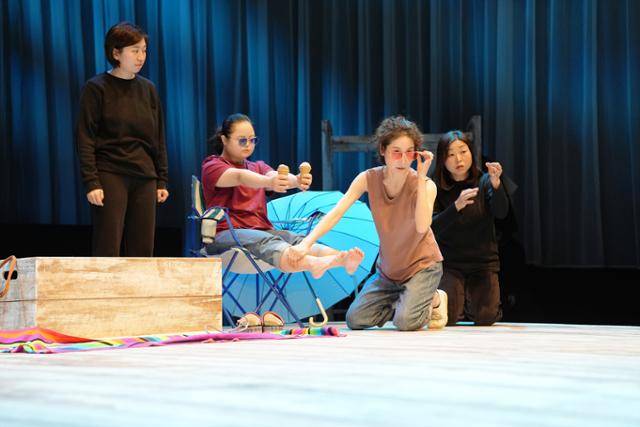 연극 '젤리피쉬'는 다운증후군 배우 백지윤의 속도에 맞춰 프롬프터 역할을 하는 조력자가 무대에 함께 등장한다. 이들은 백지윤이 놓친 대사를 불러준다. 한국장애인문화예술원 제공 ⓒ옥상훈