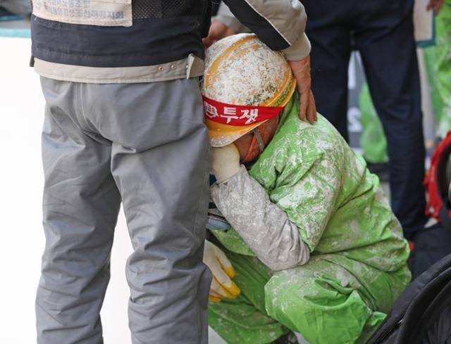 2022년 3월 28일 서울 종로구 금융감독연수원에 마련된 대통령직 인수위원회 앞에서 열린 '하청 노동자가 살아야 한국 조선업이 산다' 기자회견 중 한 금속노조 조합원이 주저앉아 울고 있다. 금속노조는 "위험한 일만큼 보상이 따르지 않는 저임금 구조와 중대재해가 줄을 잇고 있다"며 "불황기에 떠났던 노동자들이 다시 돌아오지 않고 젊은 노동자는 조선소를 기피한다"고 어려움을 호소했다. 뉴스1