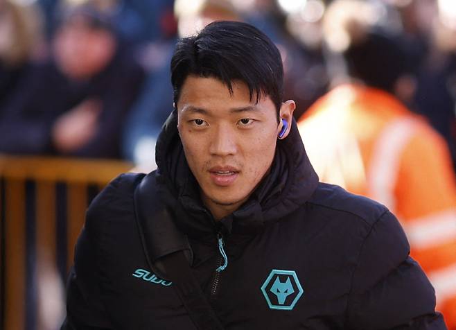 울버햄프턴 황희찬이 26일 열린 아스널과의 2024~25 EPL 23라운드를 위해 몰리뉴 스타디움으로 향하고 있다. 로이터=연합뉴스