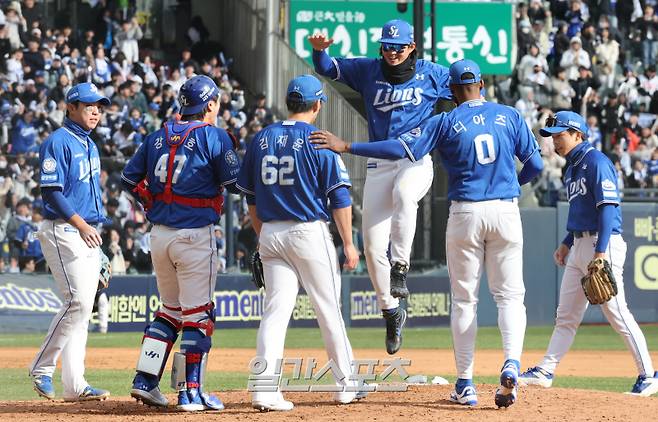 30일 오후 잠실야구장에서 열린 2025 프로야구 삼성과 두산 경기. 삼성이 3-2 승리헸다. 경기종료후 선수들이 승리를 기뻐하고있다. 잠실=정시종 기자 capa@edaily.co.kr /2025.03.30.