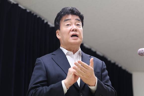 백종원 더본코리아 대표가 지난 28일 서울 서초구 스페이스쉐어 강남역센터에서 열린 첫 정기 주주총회를 마친 뒤 언론 앞에서 입장 표명 및 질의 응답 시간을 갖고 있다. [사진=연합뉴스]