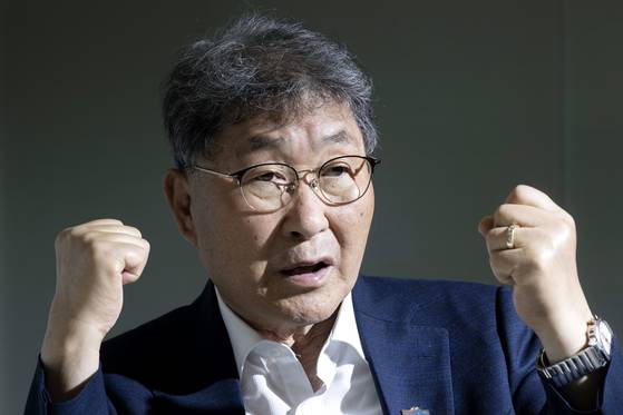 두개의 암 최성균 이사장/ 최 이사장은 지난해 6월 중앙일보 인터뷰에서 "암을 의식하지 않고 산다"고 말했다 장진영 기자.