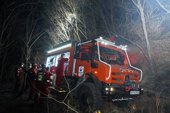 2023년 경남 합천군 한 야산에서 발생한 산불 현장에 처음 투입된 고성능 산불진화차. 사진 산림청