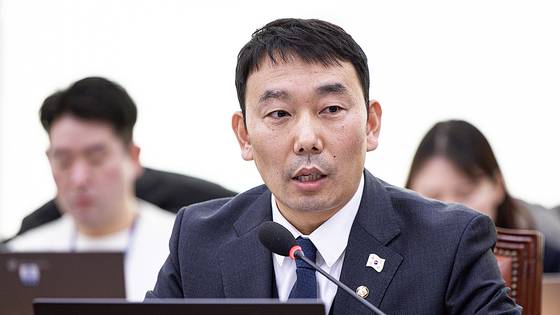 김용민 더불어민주당 의원이 지난해 12월 24일 오전 서울 여의도 국회에서 법제사법위원회 전체회의에서 신상발언을 하고 있다. 뉴스1