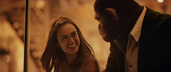 영화 '베러맨'의 한 장면. 로비 윌리엄스(오른쪽)가 요트 위에서 가수 니콜 애플턴(레이첼 반노)을 만나 사랑에 빠진다. 사진 찬란