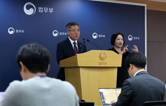 김석우 법무부 장관 직무대행이 2일 경기도 과천 법무부에서 신 출입국·이민정책 후속 조치를 브리핑하고 있다. 뉴스1