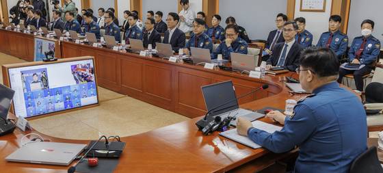 이호영 경찰청장 직무대행(경찰청 차장)이 2일 서울 서대문구 경찰청에서 열린 윤석열 대통령 탄핵 선고일 대비 전국 경찰지휘부 회의에서 발언하고 있다. 연합뉴스