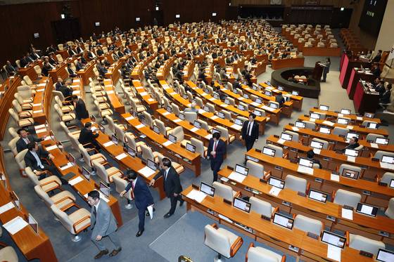 국민의힘 의원들이 2일 오후 서울 여의도 국회에서 열린 본회의에서 헌법재판소 재판관 마은혁 임명 촉구 결의안이 상정되자 본회의장을 나서고 있다. 뉴스1