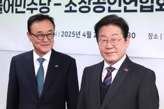 더불어민주당 이재명 대표와 송치영 소상공인연합회장이 2일 서울 여의도에서 열린 소상공인연합회 민생경제 현장 간담회에서 기념촬영을 하고 있다. 국회사진기자단