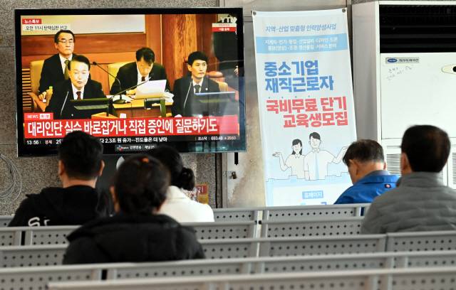 ▲ 1일 춘천시외버스터미널에서 시민들이 윤석열 대통령 탄핵심판 선고일 관련 뉴스를 보고 있다. 이날 헌법재판소는 “대통령 윤석열 탄핵 사건에 대한 선고가 4월 4일 오전 11시 대심판정에서 있을 예정”이라고 밝혔다.  김정호