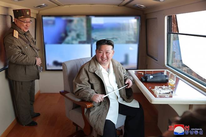 최근 양산 착수한 미사일 시험발사 참관한 김정은 / 사진=연합뉴스 (조선중앙통신)