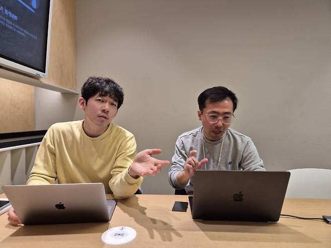 신기은 SK텔레콤 인증보안AI개발팀 매니저(오른쪽), 정석원 SK텔레콤 PASS사업팀 매니저가 패스키 서비스의 장점에 대해 설명하고 있다.   SK텔레콤 제공