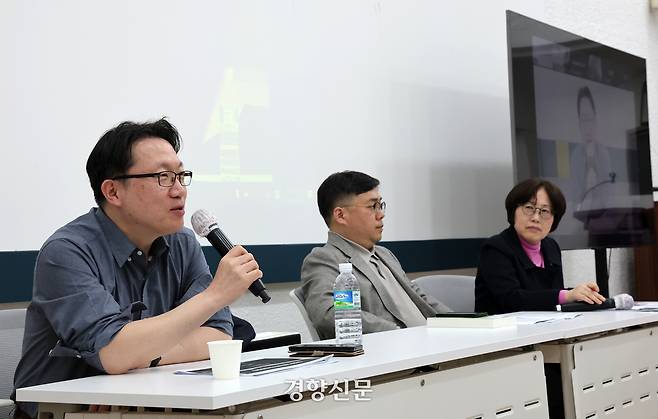 지난달 27일 오후 서울 중구 경향신문사 여적향에서 후마니타스연구소 주최로 열린 해방80주년 기념 <2025 한국 현재사> 시리즈 시민 강좌에서  신진욱 중앙대 사회학과 교수, 강성현 성공회대 사회학과 교수, 김정인 춘천교대 사회과교육과 교수(왼쪽부터)가 토론하고 있다. 정지윤 선임기자