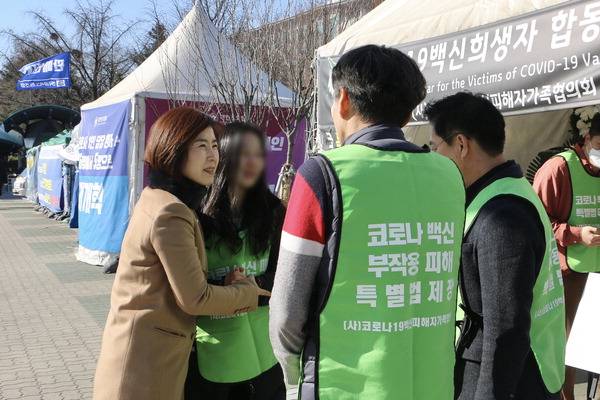 국민의힘 김미애(부산 해운대을) 의원이 2022년 1월 20일 국회 앞에 설치된 '코로나19백신 피해자 가족협의회' 합동분향소를 방문해 피해자 유족을 위로하고 있다. 김미애 의원실 제공