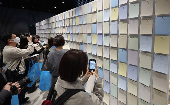Visitors to the Inventario: 2025 Stationery Fair browse various stationery including letter paper on April 2. The fair is the first stationery fair hosted by Korea's lifestyle and fashion shopping platform 29CM. The fair runs through April 6 at Coex in southern Seoul. [NEWS1]