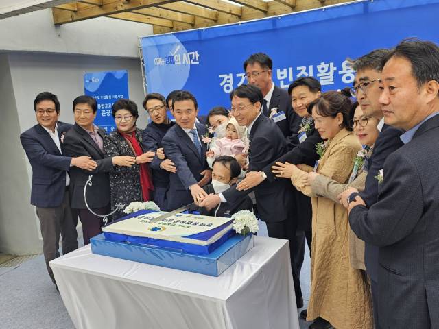 2일 평택시 이충동에서 열린 ‘평택 통합공공 임대주택 준공식’ 참석자들이 기념 촬영을 하고 있다. 경기도 제공
