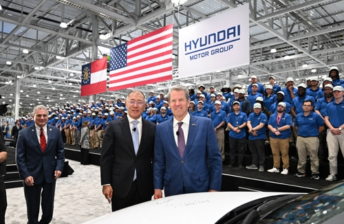 정의선 현대차그룹 회장이 지난 3월 26일(현지시간) 미국 조지아주 엘라벨에서 열린 ‘현대자동차그룹 메타플랜트 아메리카’(HMGMA)의 준공식에서 아이오닉 5 차량에 기념 서명을 마친 후 브라이언 캠프 조지아 주지사와 기념 촬영하고 있다. [사진 = 현대자동차]