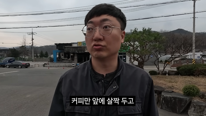 충주맨이 안동을 찾아 산불 진화 작업에 애쓰는 공무원 동료들에게 커피를 돌렸다. [사진 출처 = 충주시 유튜브]