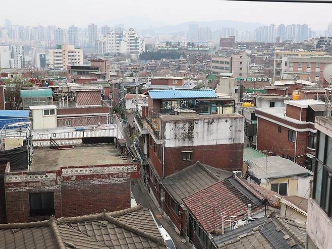 올 하반기 이주를 앞둔 서울 용산구 한남 2구역이 시공사 교체 여부를 두고 내홍에 휩싸였다. 사진은 2일 한남 2구역이 위치한 보광동 일대 전경.  이충우 기자