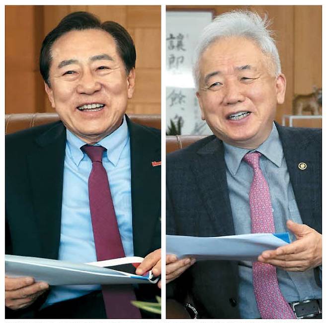 김기문 제23차 세계한상대회장(왼쪽)과 이상덕 재외동포청장이 지난 1일 서울 매경미디어센터에서 세계한상대회를 주제로 대담을 나누고 있다.  이승환 기자