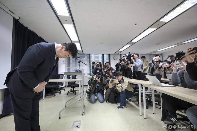 [서울=뉴시스] 정병혁 기자 = 백종원 더본코리아 대표가 3월28일 서울 서초구의 한 회의공간에서 열린 더본코리아 주주총회에서 취재진에게 인사를 하고 있다. 2025.03.28. jhope@newsis.com /사진=정병혁