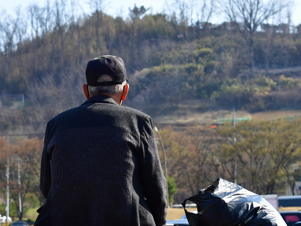 산불로 대피 중인 주민이 3278명으로 집계된 가운데, 정부가 오는 3일까지 중앙재난피해합동조사의 사전 조사를 마치기로 했다. 사진은 2일 경북 영덕군 산불피해 이재민 대피소가 있는 영덕국민체육센터 앞에서 지품면 이재민이 화마가 지나간 산을 바라보고 있는 모습. /사진=뉴스1