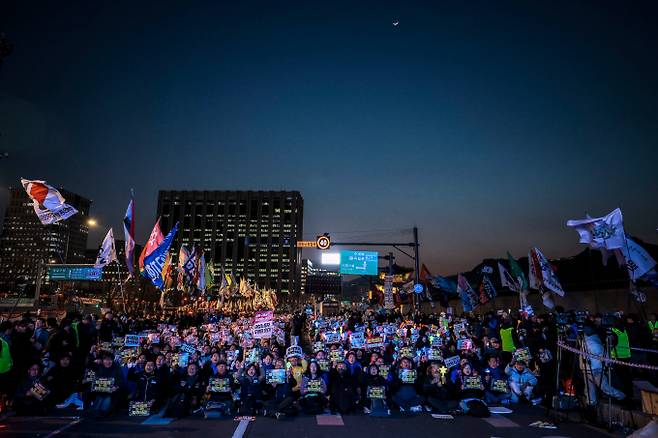 오는 4일 윤석열 대통령에 대한 탄핵 심판 선고기일과 관련해미국, 중국, 일본, 러시아 등 주한 공관은 자국민들에게 안전 유의 안내를 전했다. 사진은 지난 1일 서울 종로구 동십자각에서 열린 '헌재를 포위하라! 윤석열을 파면하라! 24시간 철야 집중행동'에서 참가자들이 구호를 외치는 모습. /사진=뉴시스