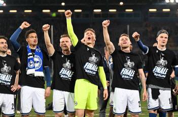 빌레펠트 선수단이 2일(한국시간) 독일 빌레펠트의 슈코아레나에서 열린 독일축구협회(DFB) 포칼 4강전에서 바이어 레버쿠젠을 꺾은 뒤 환호하고 있다. AFP 연합뉴스