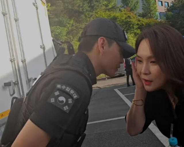 뷔가 이지영에게 자기 소개를 하고 있다. / 유튜브 '이지영 Lee Jiyoung TV' 캡처