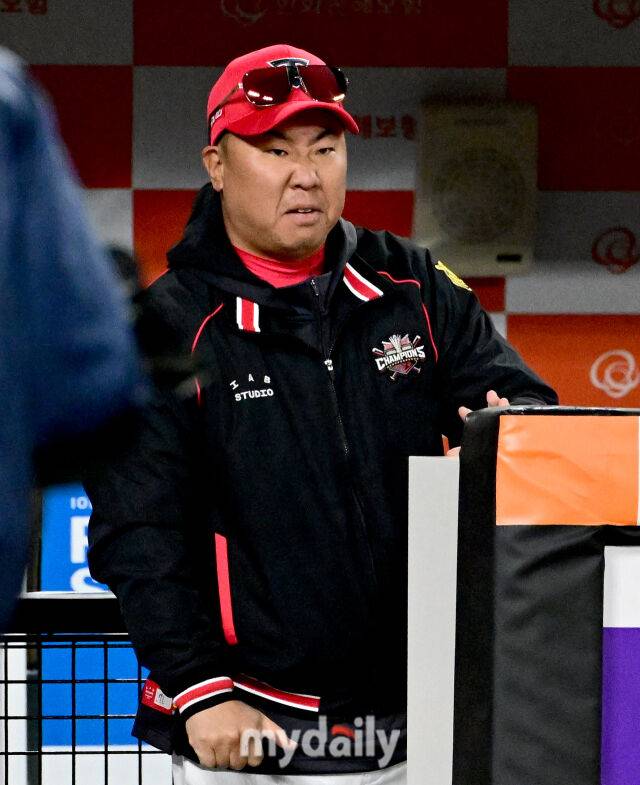 2025년 3월 28일 오후 대전 한화생명 볼파크에서 진행된 '2025 신한 SOL뱅크 KBO 리그' KIA 타이거즈와 한화 이글스의 경기. KIA 이범호 감독이 경기를 지켜보고 있다./대전=유진형 기자 zolong@mydaily.co.kr