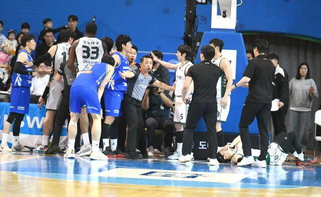 서울 삼성 선수단과 원주 DB 선수단이 충돌했다./KBL