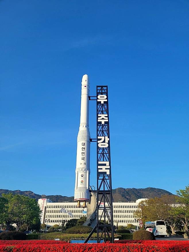 경남도청 정문 입구에 높이 12m, 발사대 13m 규모로 제작된 ‘누리호’ 모형도 [경남도 제공]