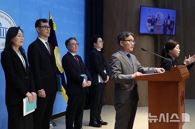 [서울=뉴시스] 조성봉 기자 = 진익 국회예산정책처 경제분석국장이 31일 오전 서울 여의도 국회 소통관에서 열린 2025 경제전망 기자회견에서 발언을 하고 있다. 국회예산정책처는 2025년 경제성장률을 1.5%로 전망한다고 밝혔다. 2025.03.31. suncho21@newsis.com