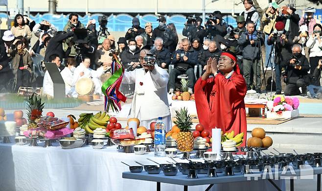 [제주=뉴시스] 우장호 기자 = 제77주년 제주4·3 추념식을 하루 앞둔 2일 오전 제주시 건입동 주정공장수용소 4·3 역사관 야외공원에서 희생자의 넋을 기리는 위령제가 열리고 있다. 2025.04.02. woo1223@newsis.com