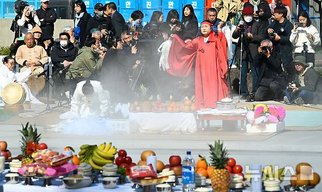 [제주=뉴시스] 우장호 기자 = 제77주년 제주4·3 추념식을 하루 앞둔 2일 오전 제주시 건입동 주정공장수용소 4·3 역사관 야외공원에서 희생자의 넋을 기리는 위령제가 열리고 있다. 2025.04.02. woo1223@newsis.com