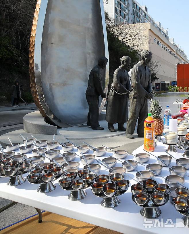 [제주=뉴시스] 우장호 기자 = 제77주년 제주4·3 추념식을 하루 앞둔 2일 오전 제주시 건입동 주정공장수용소 4·3 역사관 야외공원에서 희생자의 넋을 기리는 위령제가 열리고 있다. 2025.04.02. woo1223@newsis.com