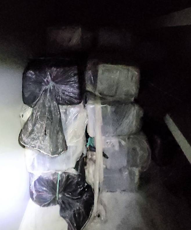 [동해=뉴시스] 동해해경청과 서울본부세관이 강릉 옥계항에 입항한 선박에서 발견한 대량의 마약 모습.(사진=동해해경청 제공) photo@newsis.com *재판매 및 DB 금지