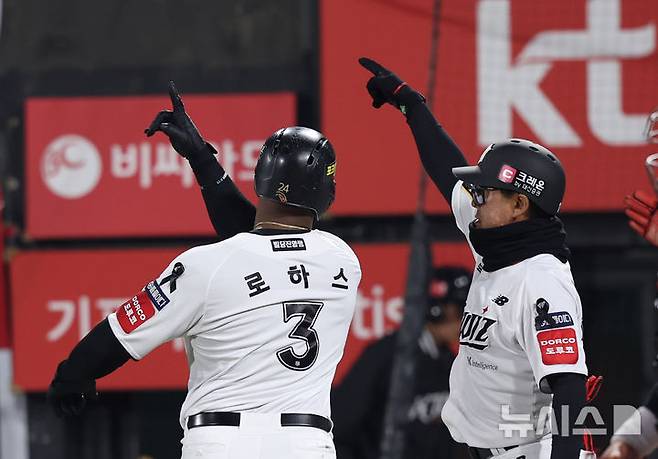 [수원=뉴시스] 추상철 기자 = 2일 오후 경기 수원 케이티위즈파크에서 열린 2025 KBO리그 LG트윈스와 kt 위즈의 경기, 1회말 2아웃 주자2루 상황에서 kt 로하스가 홈런을 때린 후 기뻐하고 있다. 2025.04.02. scchoo@newsis.com