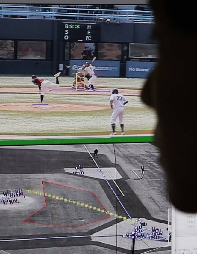 2023 신세계 이마트배 고교야구 전국 대회 16강전 세광고와 마산용마고의 경기에서 자동 볼·스트라이크 시스템에 따라 볼 판정이 내려지는 모습. 연합뉴스