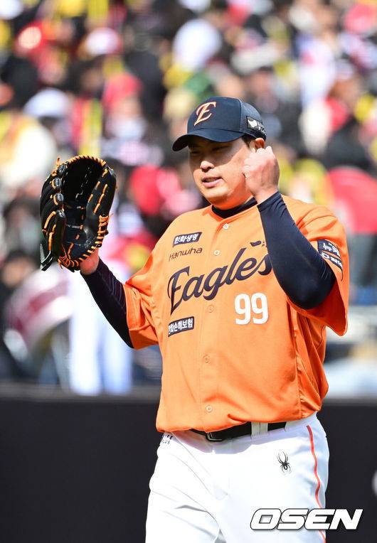 [OSEN=대전, 최규한 기자] 4회초 1실점하며 이닝을 마친 한화 선발 류현진이 더그아웃으로 향하며 아쉬워하고 있다. 2025.03.30 / dreamer@osen.co.kr