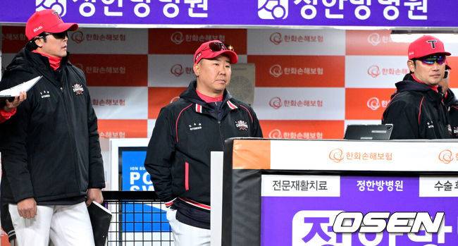 [OSEN=대전, 최규한 기자] 8회말 수비를 지켜보는 KIA 이범호 감독의 표정이 어둡다. 2025.03.28 / dreamer@osen.co.kr