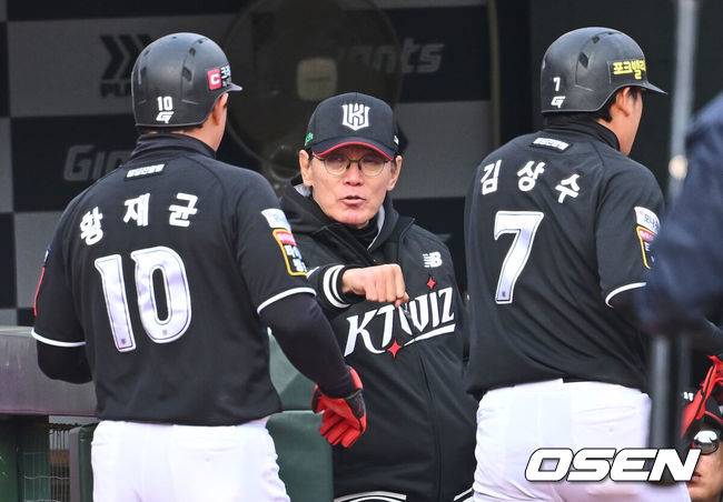[OSEN=부산, 이석우 기자] 30일 부산 사직야구장에서 2025 신한 SOL 뱅크 KBO 리그 롯데 자이언츠와 KT 위즈의 경기가 열렸다. 홈팀 롯데는 데이비슨이 선발로 출전하고, 방문팀 KT는 고영표가 선발로 출전했다.KT 위즈 이강철 감독이 7회초 1사 1,2루 오윤석의 우중간 동점 2타점 2루타때 득점을 올린 황재균, 김상수와 하이파이브를 하고 있다. 2025.03.30 /