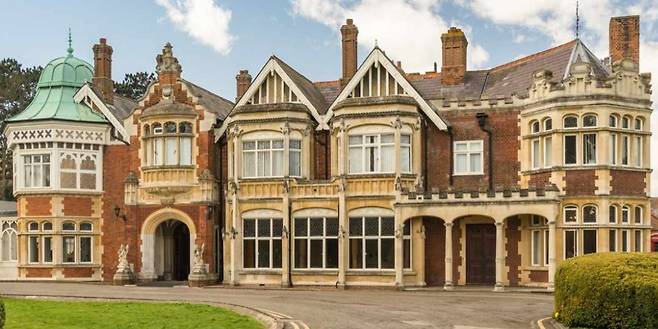 영국 런던 북서쪽에 있는 블레츨리 파크. 2차대전 당시 독일, 일본 등&nbsp;추축국 군대의 암호 해독을 맡은 비밀 부대가 있었던 곳이다.&nbsp;SNS&nbsp;캡처