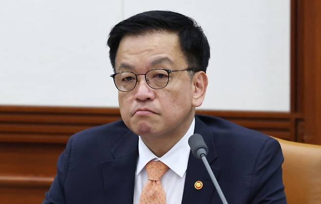 최상목 경제부총리 겸 기획재정부 장관이 2일 서울 종로구 정부서울청사에서 열린 경제관계장관회의에서 생각에 잠겨 있다. 뉴스1