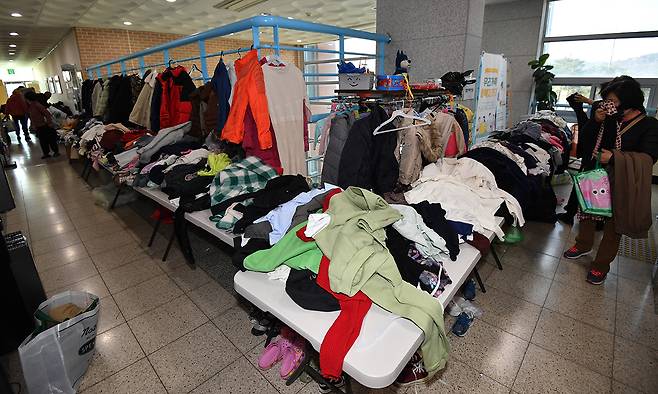 지난 1일 경북 영덕군 문화체육센터에서 이재민들이 전국에서 보내온 옷을 살펴보고 있다. 뉴스1