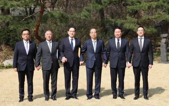 韓대행, 4대그룹 총수와 경제TF회의 - 한덕수 대통령 권한대행 겸 국무총리가 1일 서울 종로구 삼청동 총리공관에서 미국발 통상위기 등에 대응하기 위한 경제안보전략 태스크포스(TF) 회의를 주재하기 전 참석자들과 기념촬영을 하고 있다. 왼쪽부터 최상목 부총리 겸 기획재정부 장관, 정의선 현대차그룹 회장, 이재용 삼성그룹 회장, 한 대행, 최태원 SK그룹 회장, 구광모 LG그룹 회장. 뉴시스