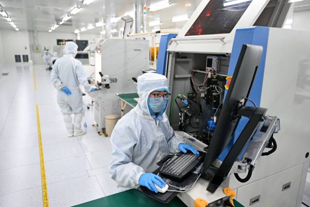 직원들이 26일 중국 허베이성 슝안 신구에 있는 시범 테스트 기지의 칩 생산 공장에서 일하고 있다. 신화연합